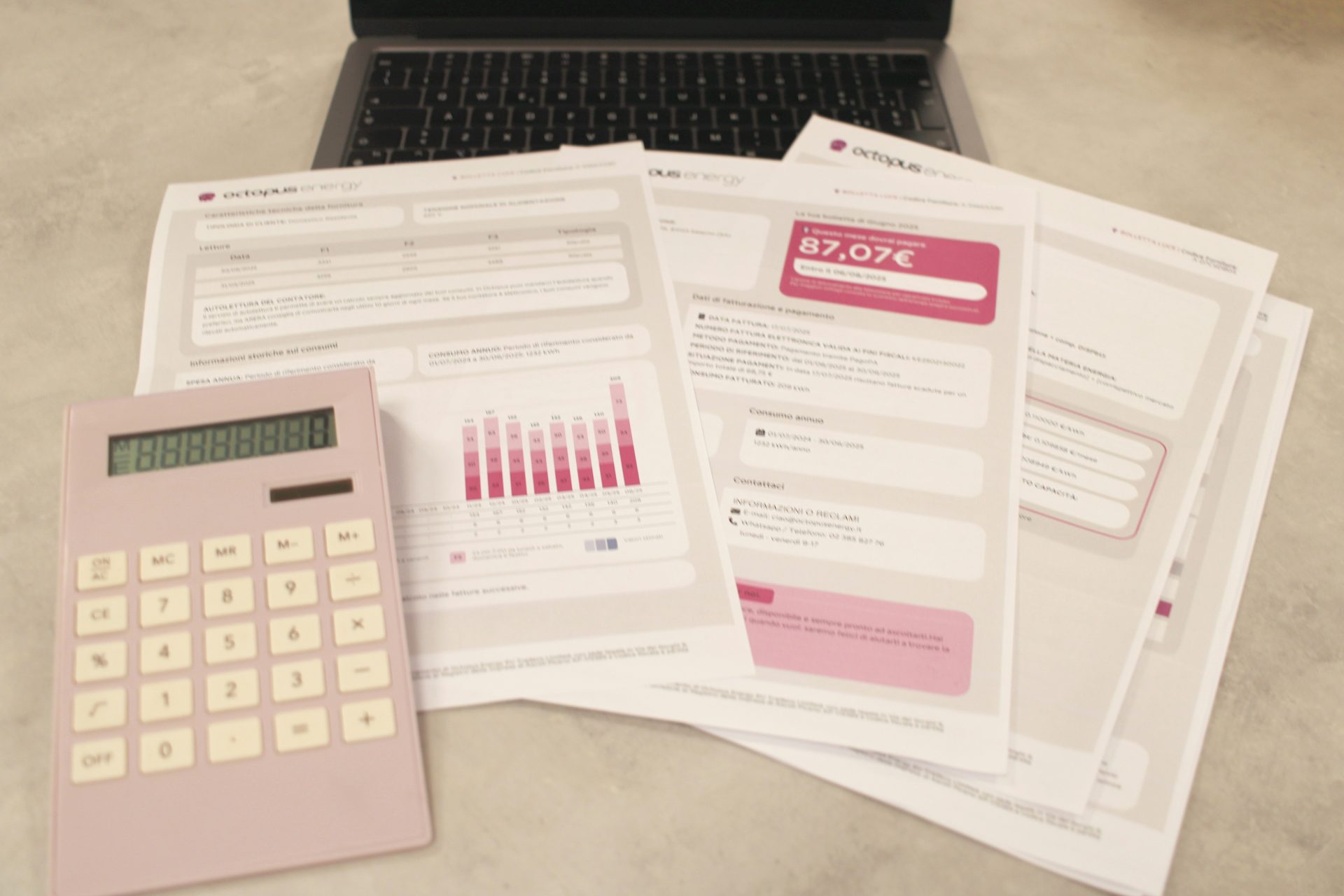 Rechnungen, Taschenrechner und ein Laptop: Finanzaufgaben in Arbeit.